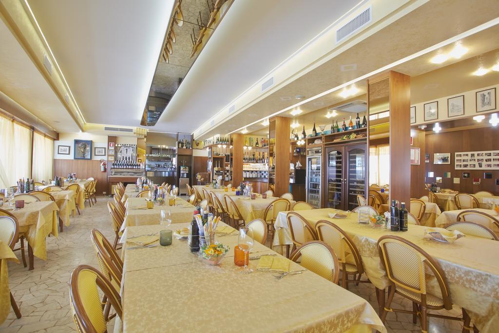 Hotel Sara Caorle Bagian luar foto