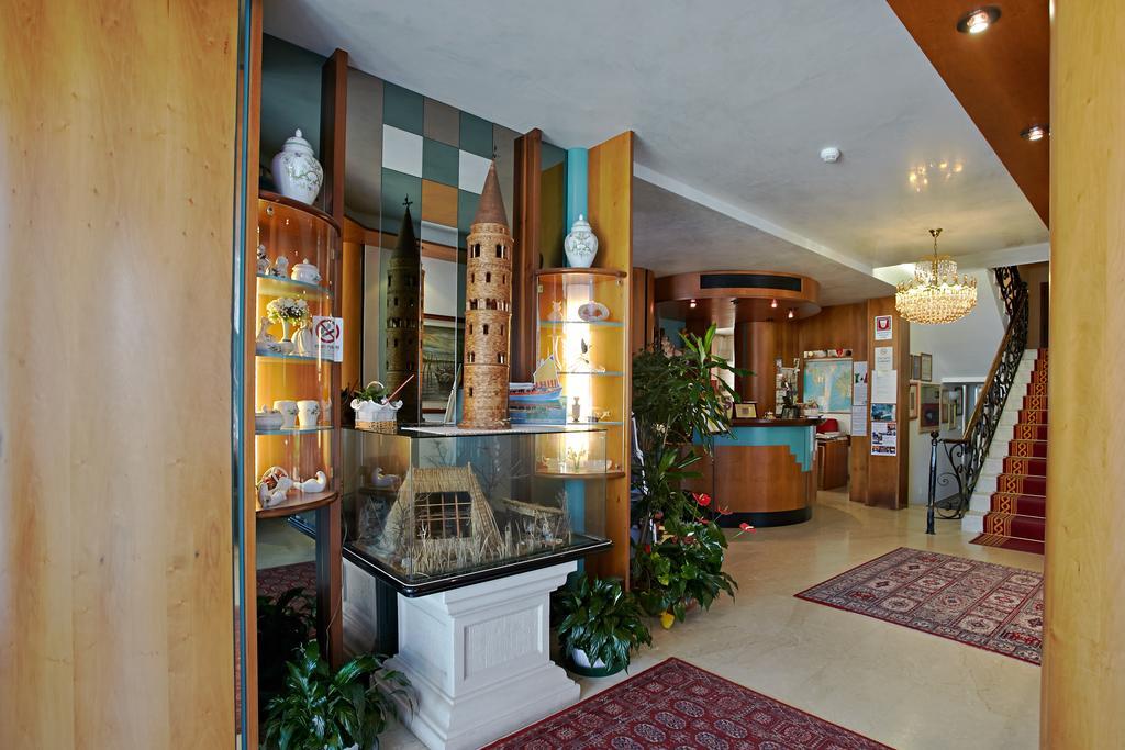 Hotel Sara Caorle Bagian luar foto