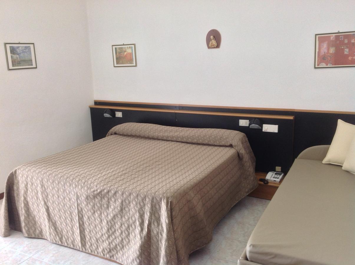 Hotel Sara Caorle Bagian luar foto
