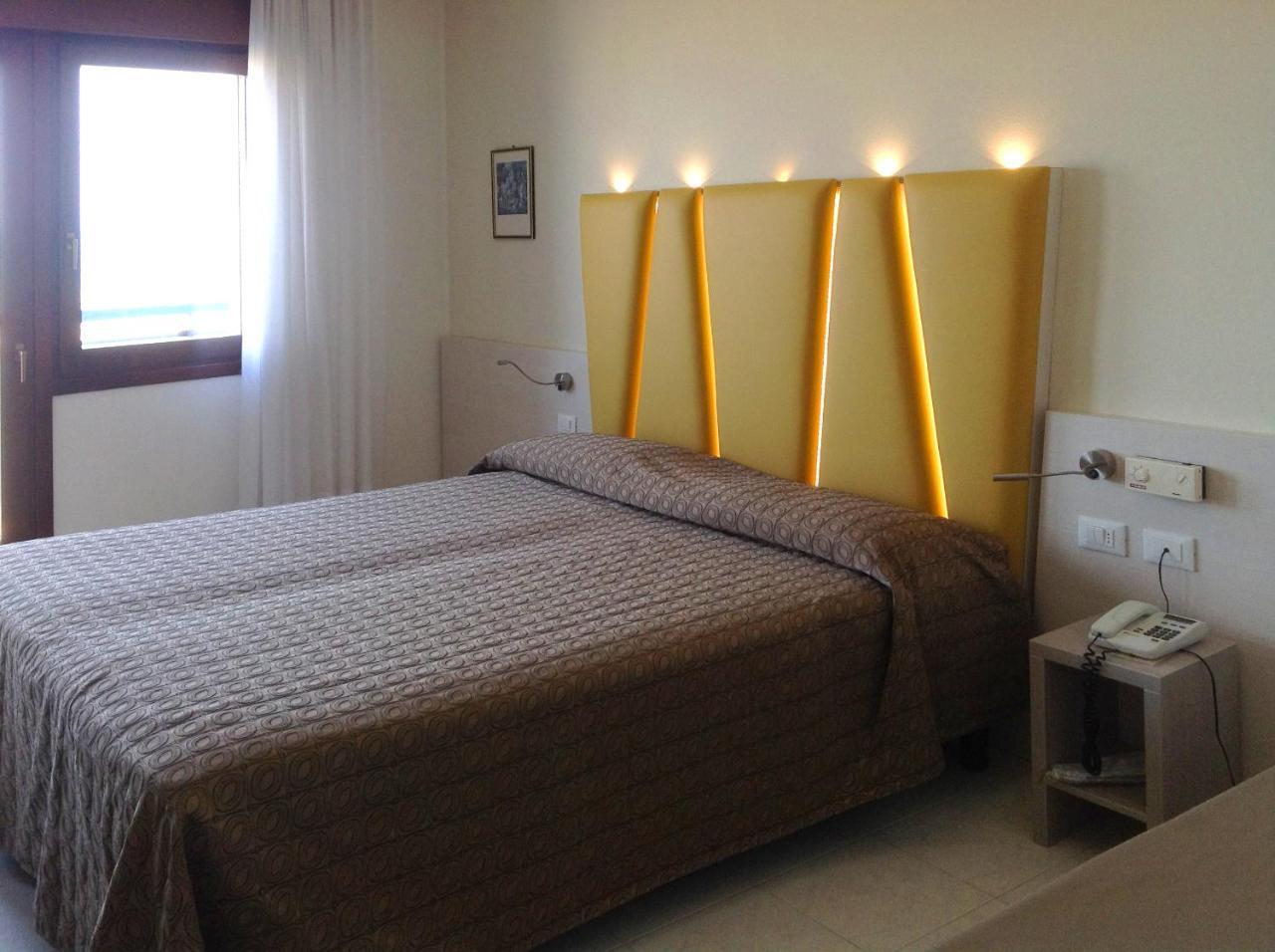 Hotel Sara Caorle Bagian luar foto